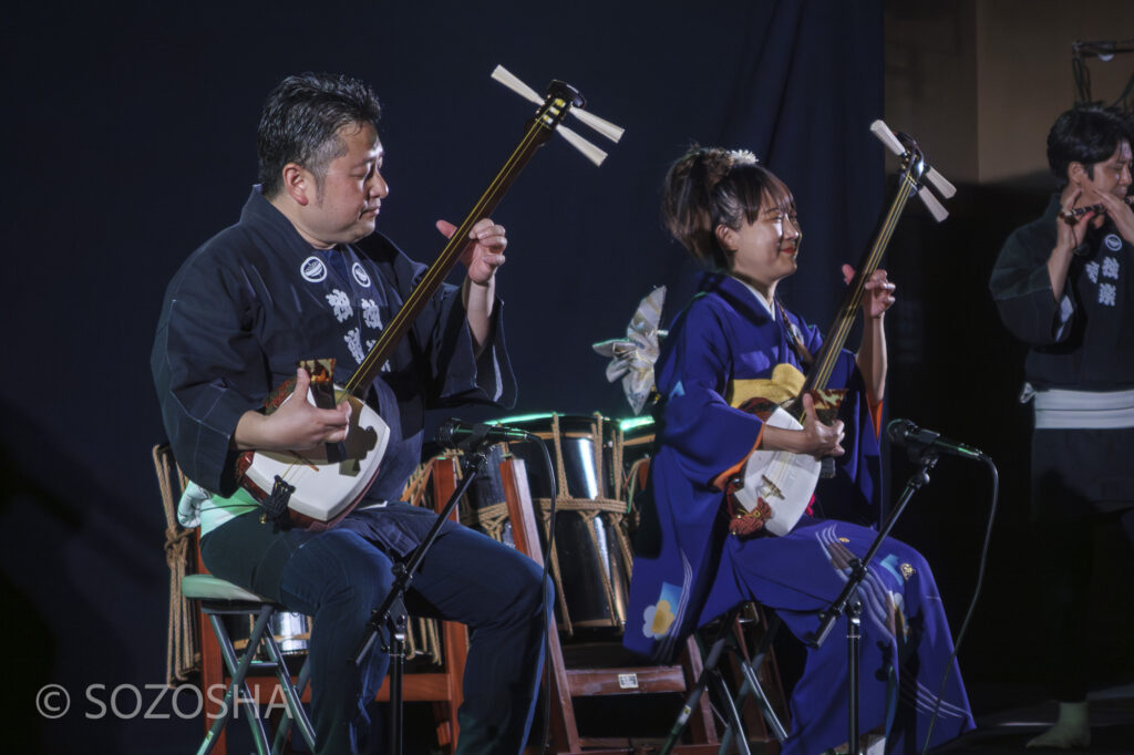 津軽三味線の迫力ある音を響かせる場面 | 和楽器の魅力をドラマチックに | 中学校で芸術鑑賞会 | 和楽器・邦楽器・コンサート |和楽器演奏集団独楽 | 和太鼓、箏(琴)、三味線、篠笛、獅子舞|