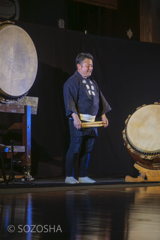三宅太鼓 | 和楽器の魅力をドラマチックに | 中学校で芸術鑑賞会 | 和楽器・邦楽器・コンサート |和楽器演奏集団独楽 | 和太鼓、箏(琴)、三味線、篠笛、獅子舞|