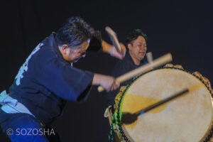 大太鼓の連打に合わせて演奏者が息を合わせるシーン | 和楽器の魅力をドラマチックに | 中学校で芸術鑑賞会 | 和楽器・邦楽器・コンサート |和楽器演奏集団独楽 | 和太鼓、箏(琴)、三味線、篠笛、獅子舞|
