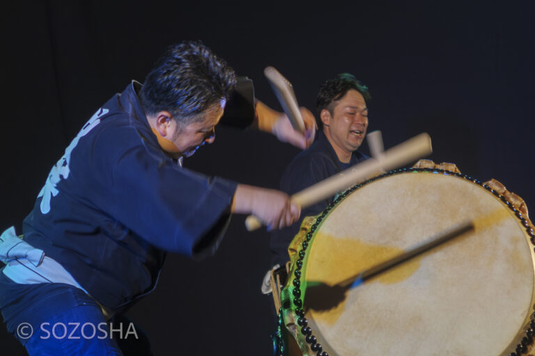 大太鼓の連打に合わせて演奏者が息を合わせるシーン | 和楽器の魅力をドラマチックに | 中学校で芸術鑑賞会 | 和楽器・邦楽器・コンサート |和楽器演奏集団独楽 | 和太鼓、箏(琴)、三味線、篠笛、獅子舞|