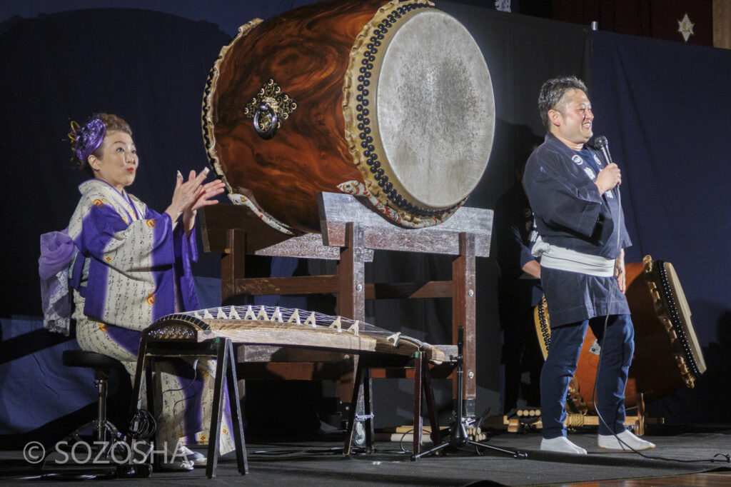 演者が箏について説明する楽器紹介コーナー | 和楽器の魅力をドラマチックに | 中学校で芸術鑑賞会 | 和楽器・邦楽器・コンサート |和楽器演奏集団独楽 | 和太鼓、箏(琴)、三味線、篠笛、獅子舞|