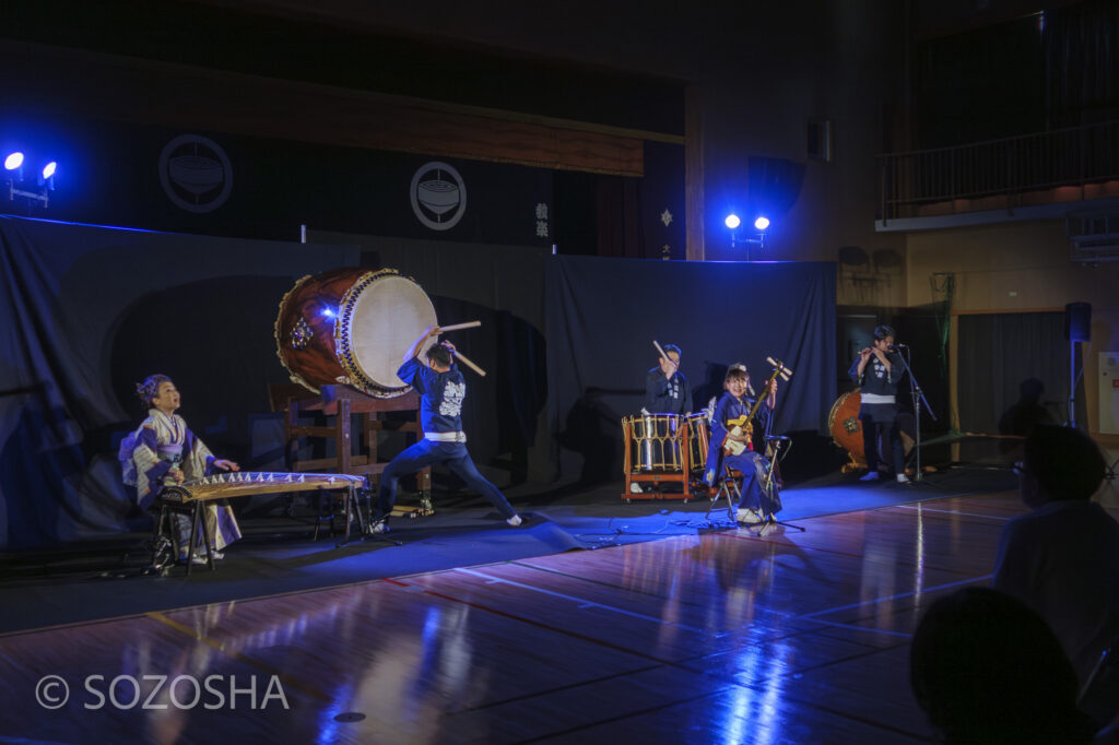 アンサンブル演奏を披露する和楽器演奏集団・独楽のメンバー| 和楽器の魅力をドラマチックに | 中学校で芸術鑑賞会 | 和楽器・邦楽器・コンサート |和楽器演奏集団独楽 | 和太鼓、箏(琴)、三味線、篠笛、獅子舞|