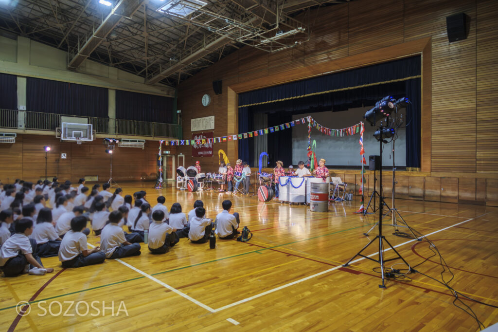 体育館後方から見た会場全体の雰囲気 | 大阪の中学校で芸術鑑賞会 | スティールパン・コンサート |ワンハーツ・スチールバンド | ONE HARTZ STEEL BAND