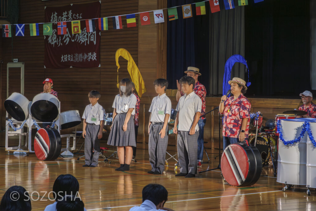 スティールパンの演奏体験をしてくれた生徒たち | 大阪の中学校で芸術鑑賞会 | スティールパン・コンサート |ワンハーツ・スチールバンド | ONE HARTZ STEEL BAND