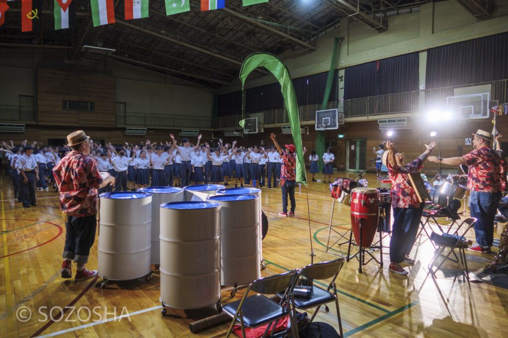 サンバのリズムで、全員で踊ってみよう | 大阪の中学校で芸術鑑賞会 | スティールパン・コンサート |ワンハーツ・スチールバンド | ONE HARTZ STEEL BAND