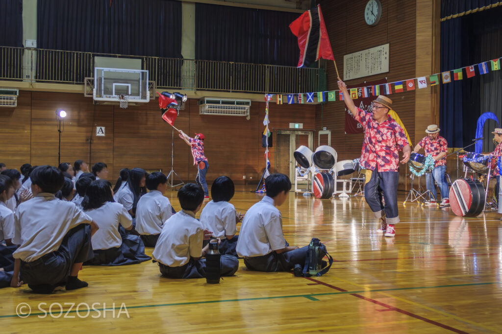トリニダード・トバゴの国旗 | 大阪の中学校で芸術鑑賞会 | スティールパン・コンサート |ワンハーツ・スチールバンド | ONE HARTZ STEEL BAND