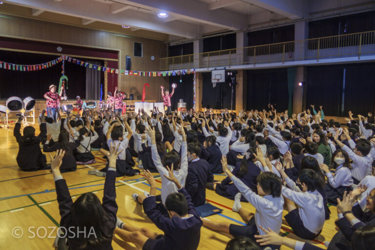 サンバのステップをやってみよう! | 小学校の芸術鑑賞会・音楽鑑賞会 | スティールパン・コンサート |ワンハーツ・スチール・バンド | ONE HARTZ STEEL BAND |