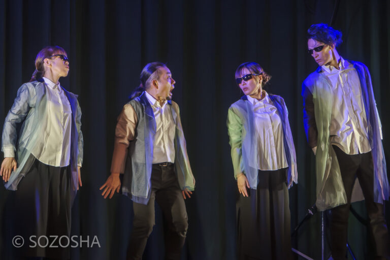 4人の俳優が横一列に並び、驚いた表情で観客に視線を向けているシーン。 | 芸術鑑賞会 | パントマイム |マイムボックス〜おしゃべりなカラダ〜 | いいむろなおき