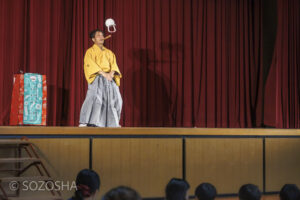 豊来家幸輝/土瓶の曲芸 | 芸術鑑賞会 | 古典芸能 | 小学校 | ～タネなし タネあり!? ～日本の伝統びっくり体験！太神楽と和妻