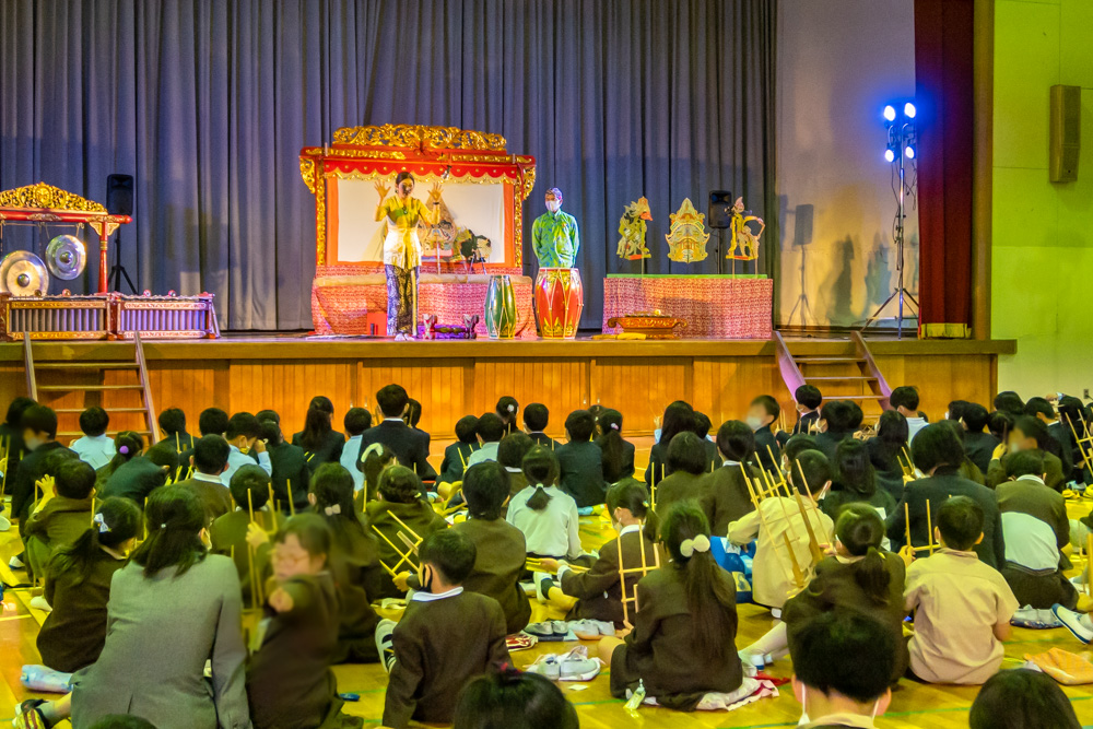 小学校の芸術鑑賞会　インドネシアの竹楽器アンクルンの演奏体験