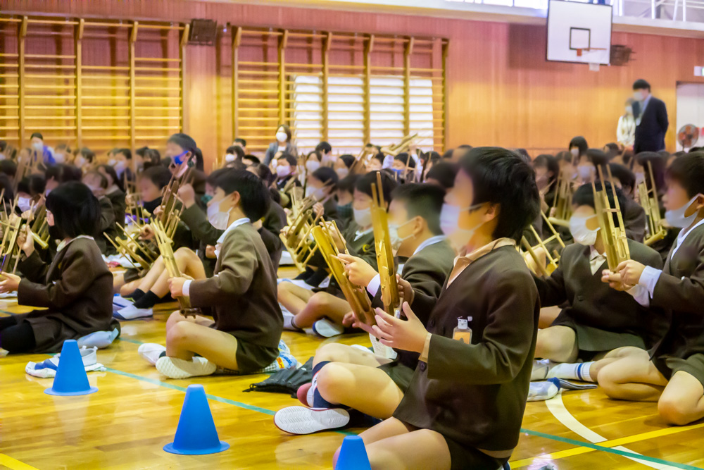 小学校の芸術鑑賞会　インドネシアの竹楽器アンクルンの演奏体験