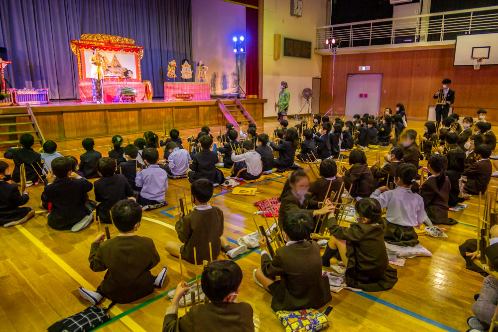 小学校の芸術鑑賞会　インドネシアの竹楽器アンクルンの演奏体験