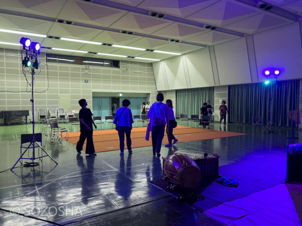 開場前 | 日進・東郷おやこ劇場 | 子ども劇場おやこ劇場 | 影絵音楽団くぷくぷ「きんぎょがにげた」