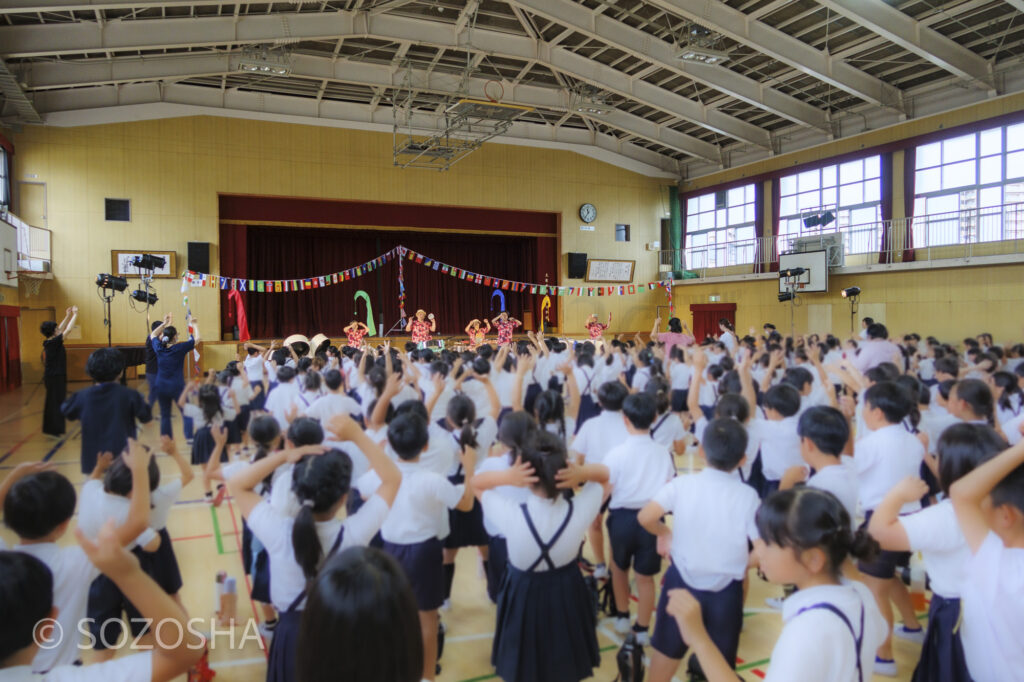 全員でサンバを踊ろう! | 大阪市の小学校で芸術鑑賞会・音楽鑑賞会 | スティールパン・コンサート |ワンハーツ・スチールバンド | ONE HARTZ STEEL BAND |