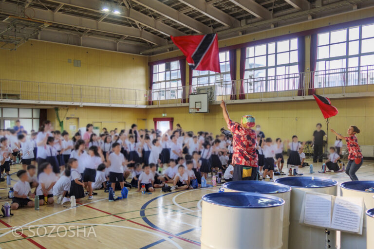 サンバのリズムでウキウキ | 大阪市の小学校で芸術鑑賞会・音楽鑑賞会 | スティールパン・コンサート |ワンハーツ・スチールバンド | ONE HARTZ STEEL BAND |