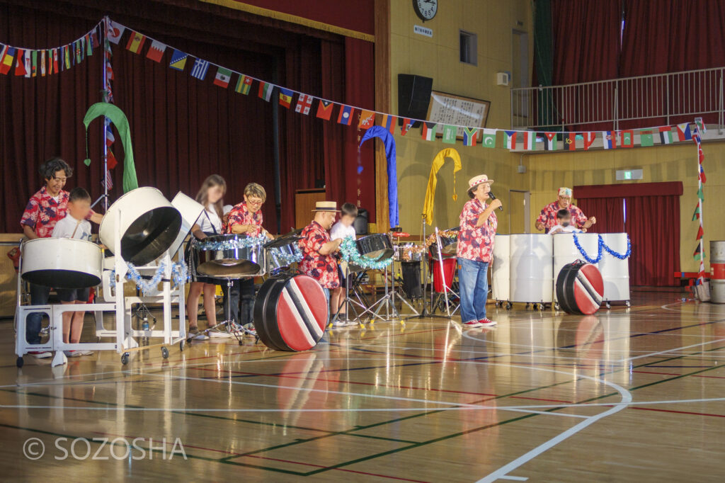 楽器演奏体験 | 大阪市の小学校で芸術鑑賞会・音楽鑑賞会 | スティールパン・コンサート |ワンハーツ・スチールバンド | ONE HARTZ STEEL BAND |