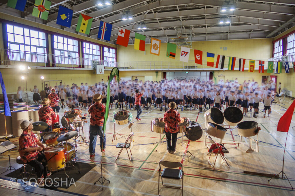 ウキウキなサンバのリズム | 大阪市の小学校で芸術鑑賞会・音楽鑑賞会 | スティールパン・コンサート |ワンハーツ・スチールバンド | ONE HARTZ STEEL BAND |