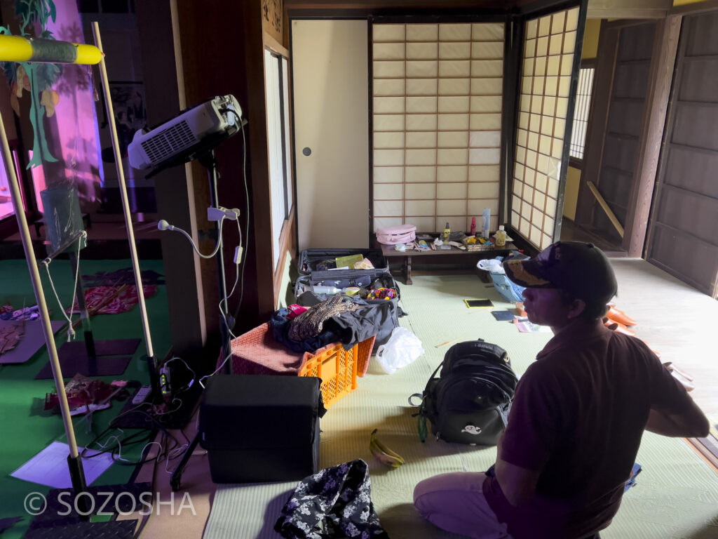 バックヤードは奥の廊下| 益田おやこ劇場 | 美濃地屋敷(匹田) | 影絵音楽団くぷくぷ「のっしのっしホーホー」 | 子ども劇場おやこ劇場