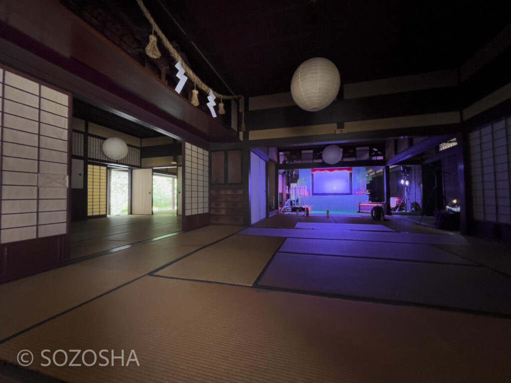 古民家の奥の部屋に仏間のように収まってます | 益田おやこ劇場 | 美濃地屋敷(匹田) | 影絵音楽団くぷくぷ「のっしのっしホーホー」 | 子ども劇場おやこ劇場