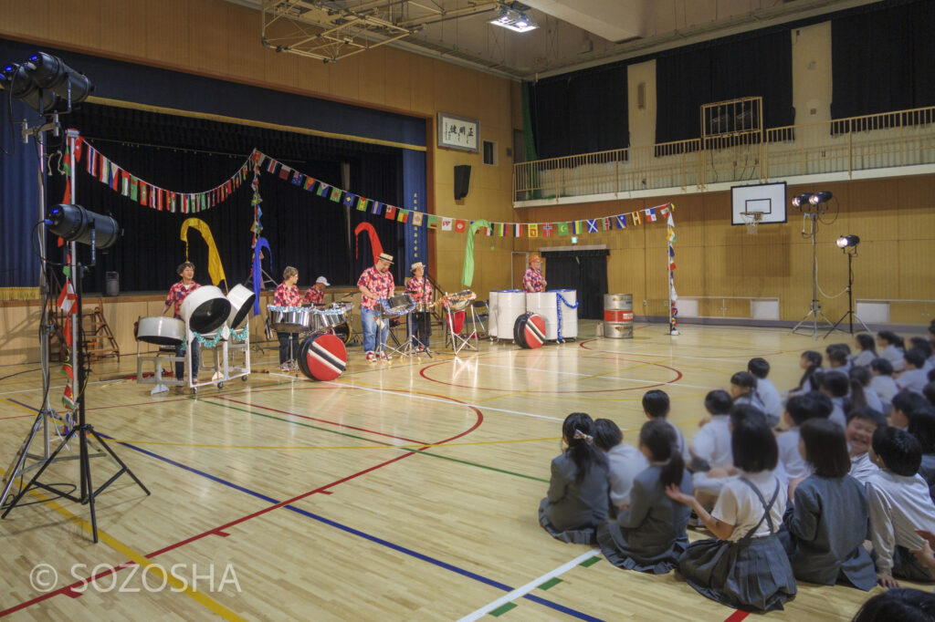 ゆっくりとしたクラシックの曲も、リズムを変えると・・・ | 大阪市の小学校で芸術鑑賞会・音楽鑑賞会 | スティールパン・コンサート |ワンハーツ・スチールバンド | ONE HARTZ STEEL BAND |
