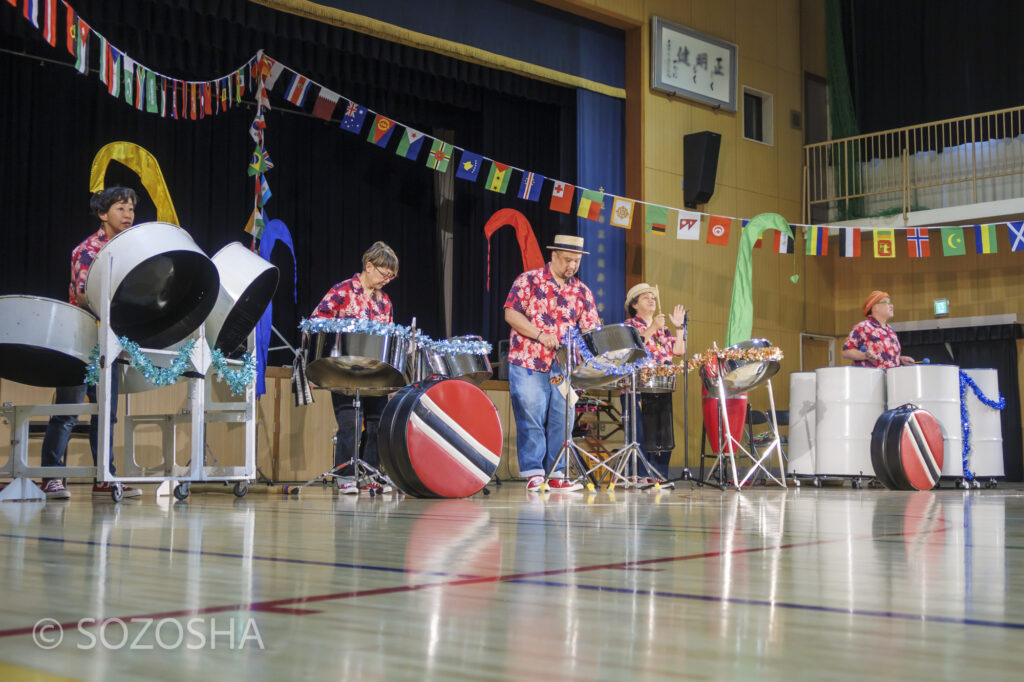いろいろな種類のスティール・パンがあるよ | 大阪市の小学校で芸術鑑賞会・音楽鑑賞会 | スティールパン・コンサート |ワンハーツ・スチールバンド | ONE HARTZ STEEL BAND |