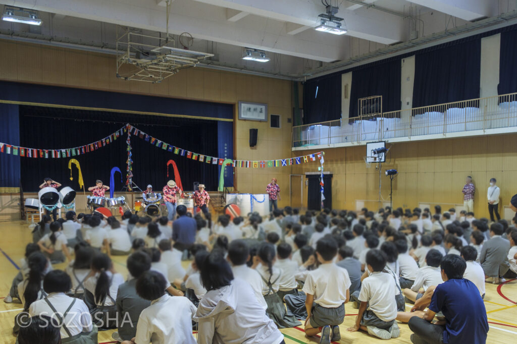 ただの大きなドラム缶が、楽器に生まれ変わる | 大阪市の小学校で芸術鑑賞会・音楽鑑賞会 | スティールパン・コンサート |ワンハーツ・スチールバンド | ONE HARTZ STEEL BAND |