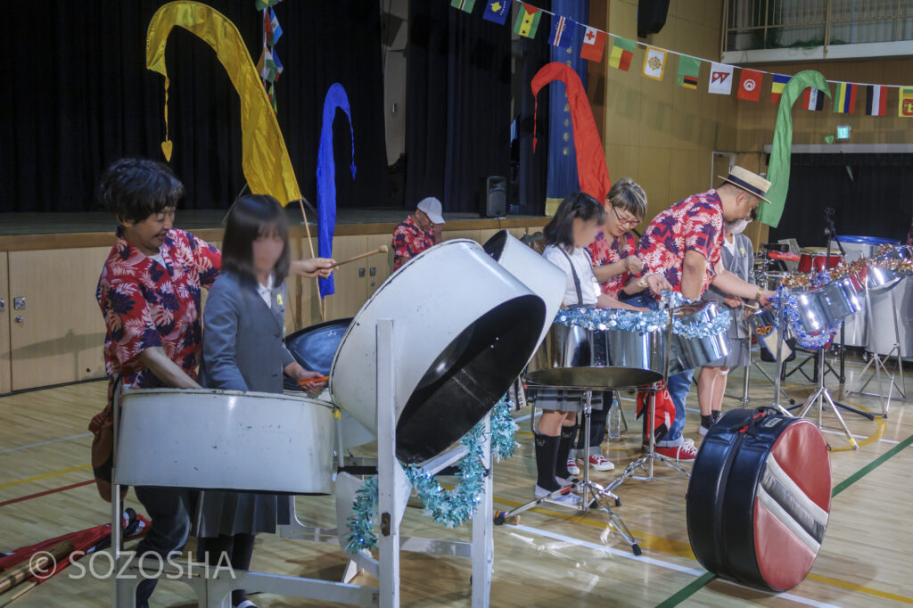 叩けば音の出る楽器。初めて出会った楽器で演奏にチャレンジ!! | 大阪市の小学校で芸術鑑賞会・音楽鑑賞会 | スティールパン・コンサート |ワンハーツ・スチールバンド | ONE HARTZ STEEL BAND |