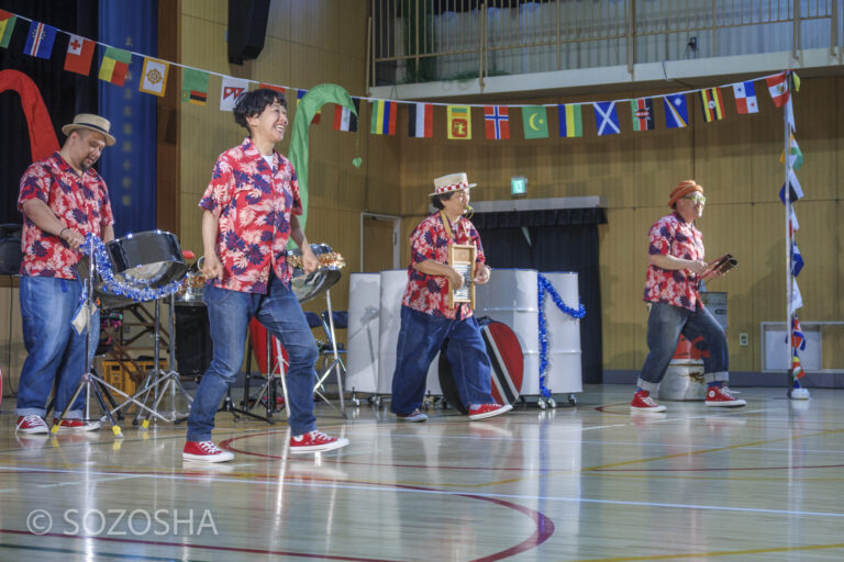 ステップの見本を見てもらいなが。 | 大阪市の小学校で芸術鑑賞会・音楽鑑賞会 | スティールパン・コンサート |ワンハーツ・スチールバンド | ONE HARTZ STEEL BAND |