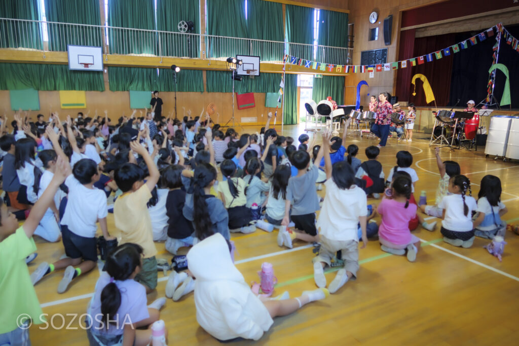 スティールパンを叩いてみたい人は? | 大阪市の小学校で2回公演 | 芸術鑑賞会・音楽鑑賞会 | スティールパン・コンサート |ワンハーツ・スチールバンド | ONE HARTZ STEEL BAND |