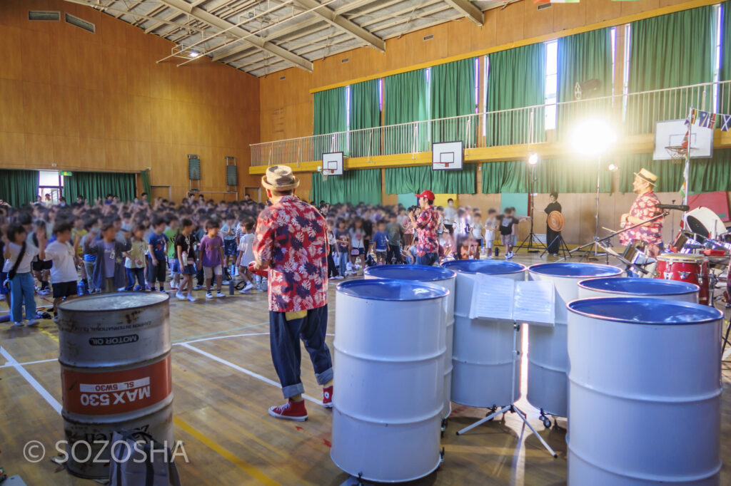 さぁみんなで、サンバのリズムで踊ってみよう!! | 大阪市の小学校で2回公演 | 芸術鑑賞会・音楽鑑賞会 | スティールパン・コンサート |ワンハーツ・スチールバンド | ONE HARTZ STEEL BAND |