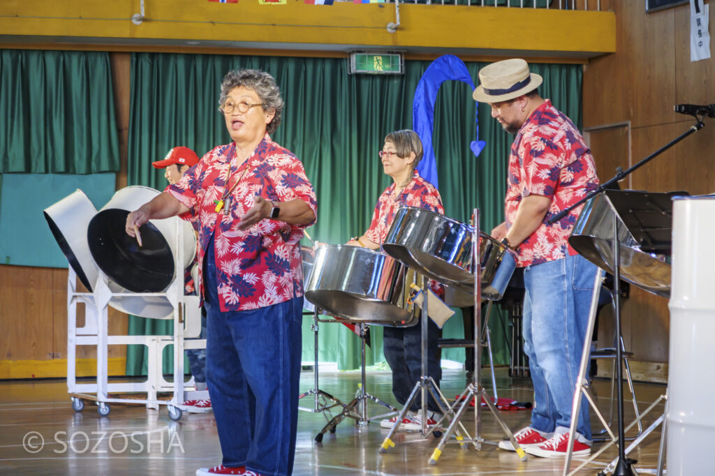 クラシック「威風堂々」がトロピカルに | 大阪市の小学校で2回公演 | 芸術鑑賞会・音楽鑑賞会 | スティールパン・コンサート |ワンハーツ・スチールバンド | ONE HARTZ STEEL BAND |