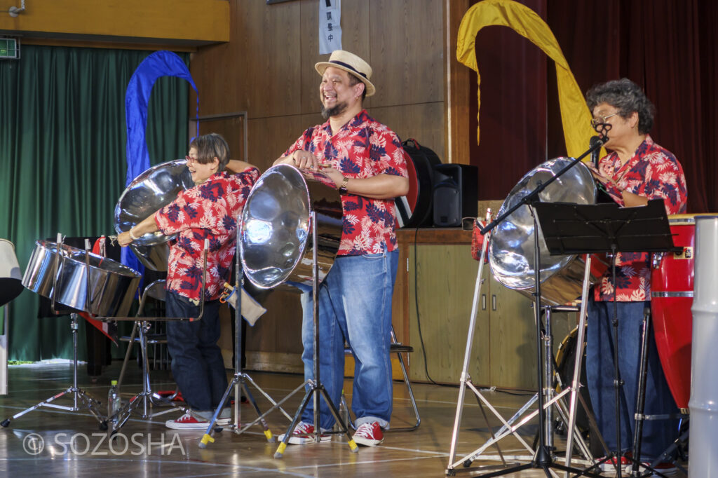 スティールパンの打面は、こんな風に凹んでいるよ | 大阪市の小学校で2回公演 | 芸術鑑賞会・音楽鑑賞会 | スティールパン・コンサート |ワンハーツ・スチールバンド | ONE HARTZ STEEL BAND |