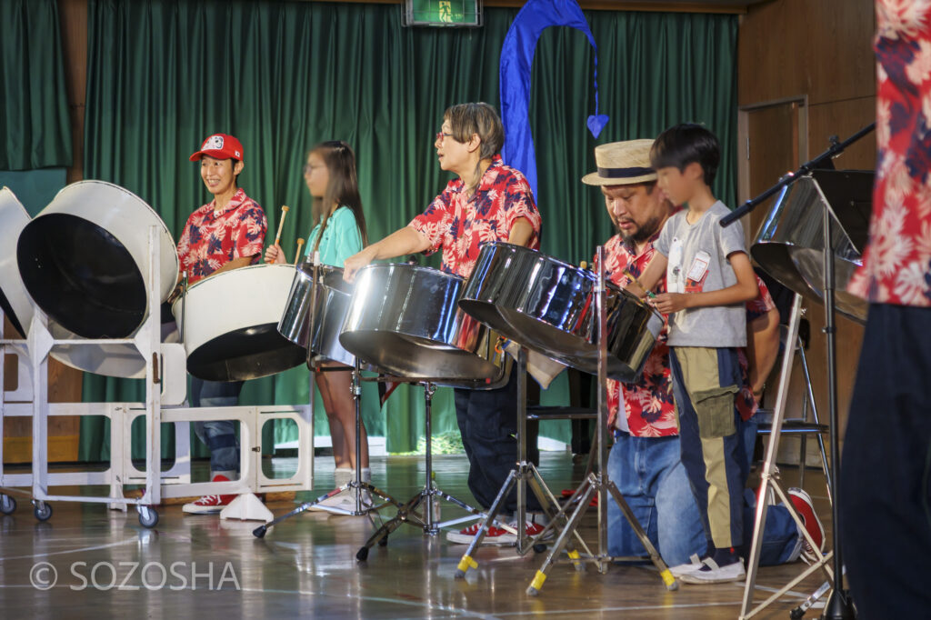 初めて触ってみるスティールパンで合奏をしてみよう | 大阪市の小学校で2回公演 | 芸術鑑賞会・音楽鑑賞会 | スティールパン・コンサート |ワンハーツ・スチールバンド | ONE HARTZ STEEL BAND |