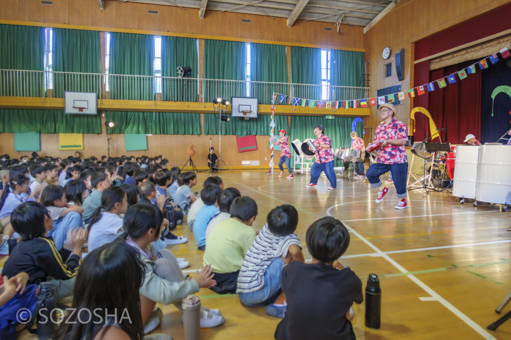 名探偵コナンの音楽も、サンバのリズムで演奏 | 大阪市の小学校で2回公演 | 芸術鑑賞会・音楽鑑賞会 | スティールパン・コンサート |ワンハーツ・スチールバンド | ONE HARTZ STEEL BAND |