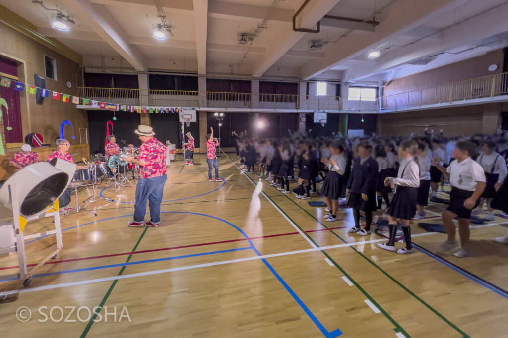 サンバをみんなで踊ってみよう | 小学校の芸術鑑賞会・音楽鑑賞会 | スティールパン・コンサート |ワンハーツ・スチール・バンド | ONE HARTZ STEEL BAND |