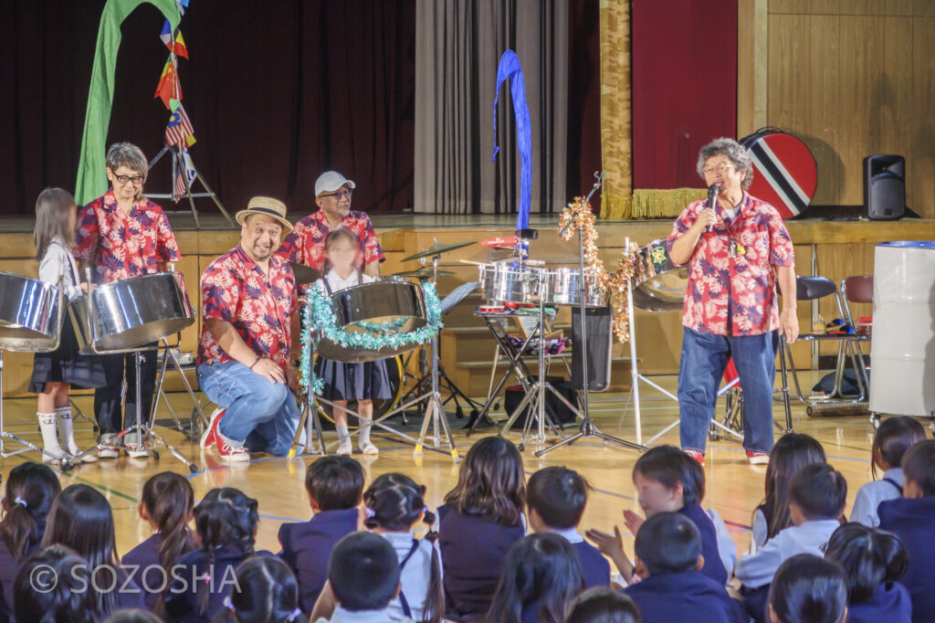 手をあげた希望者が、はじめてスティールパンを叩きます。 | 小学校の芸術鑑賞会・音楽鑑賞会 | スティールパン・コンサート |ワンハーツ・スチール・バンド | ONE HARTZ STEEL BAND |