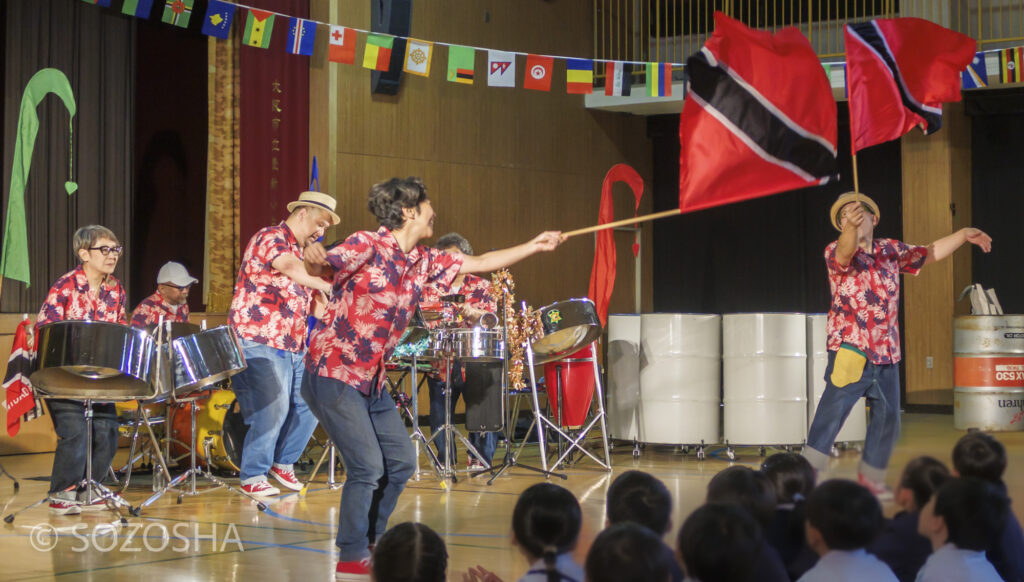 エンディングは、華やかに!! トリニダード・トバゴ共和国のフラッグが舞い ます。| 小学校の芸術鑑賞会・音楽鑑賞会 | スティールパン・コンサート |ワンハーツ・スチール・バンド | ONE HARTZ STEEL BAND |