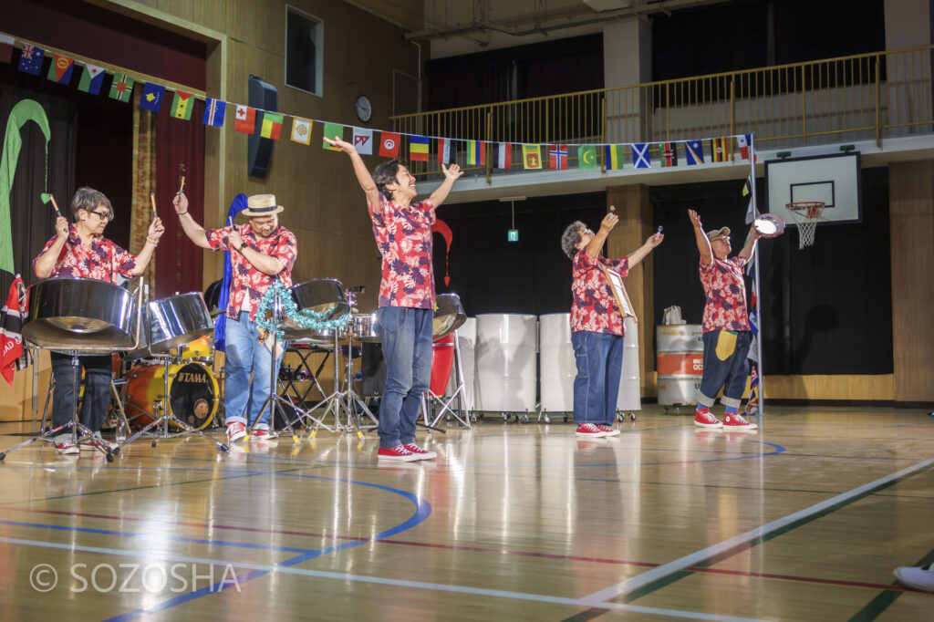 みんなで、サンバのリズムで踊ってみよう | 小学校の芸術鑑賞会・音楽鑑賞会 | スティールパン・コンサート |ワンハーツ・スチール・バンド | ONE HARTZ STEEL BAND |