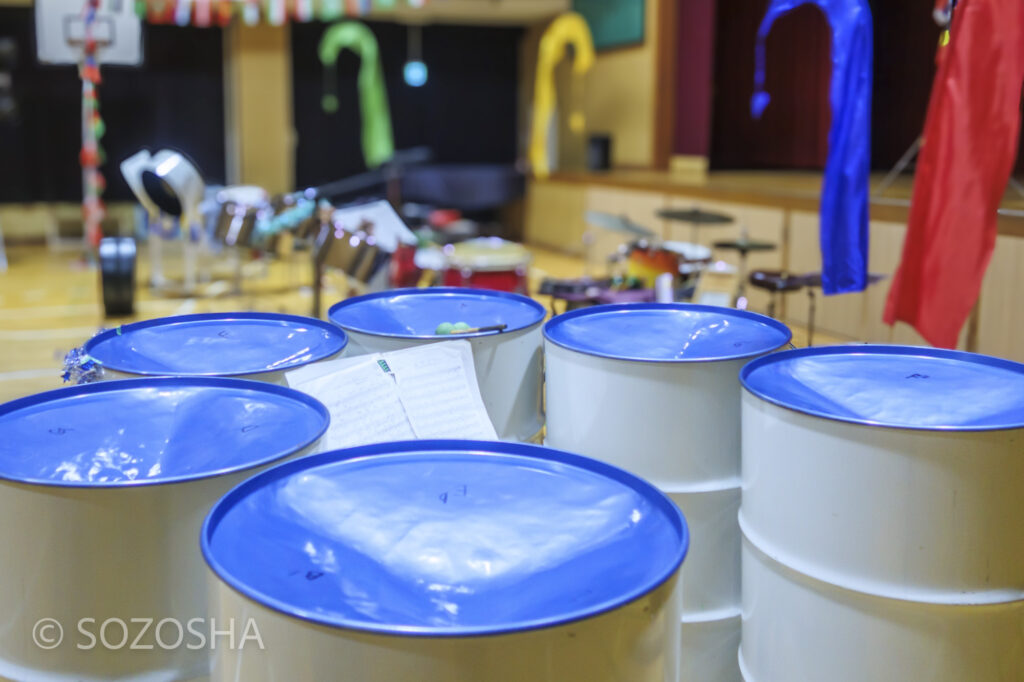 ドラム缶のままの楽器、ベースパン | 芸術鑑賞会・音楽鑑賞会 | スティールパン・コンサート |ワンハーツ・スチール・バンド | ONE HARTZ STEEL BAND |