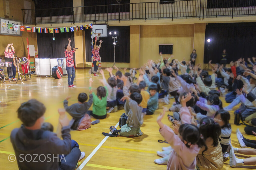 決めポーズはみんなで手をキラキラ | 芸術鑑賞会・音楽鑑賞会 | スティールパン・コンサート |ワンハーツ・スチール・バンド | ONE HARTZ STEEL BAND |
