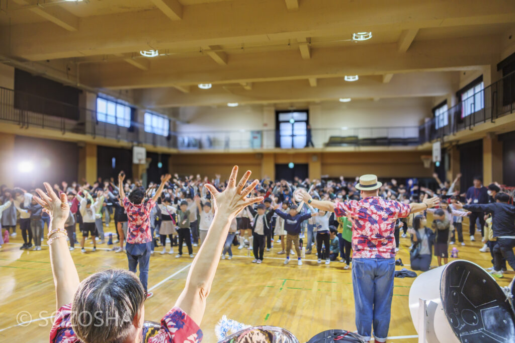両手を上げて、決めポーズキラキラ | 芸術鑑賞会・音楽鑑賞会 | スティールパン・コンサート |ワンハーツ・スチール・バンド | ONE HARTZ STEEL BAND |