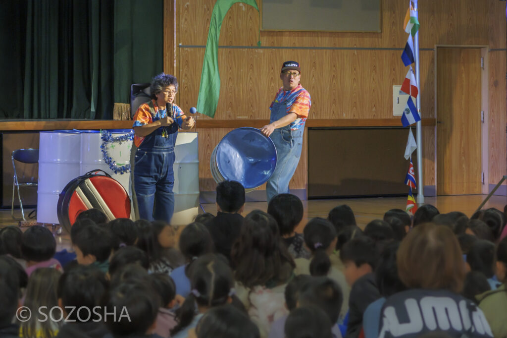児童にスティールパンの中が見えるように横にしている。 | 芸術鑑賞会・音楽鑑賞会 | スティールパン・コンサート |ワンハーツ・スチール・バンド | ONE HARTZ STEEL BAND |