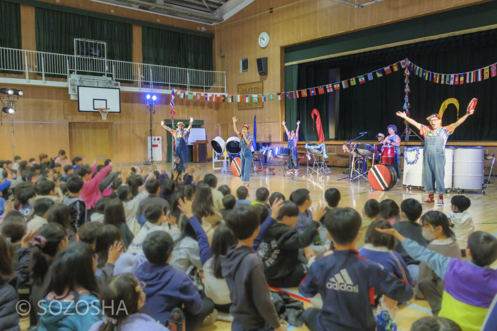 演奏者と児童が一緒にサンバを踊る場面 | 芸術鑑賞会・音楽鑑賞会 | スティールパン・コンサート |ワンハーツ・スチール・バンド | ONE HARTZ STEEL BAND |