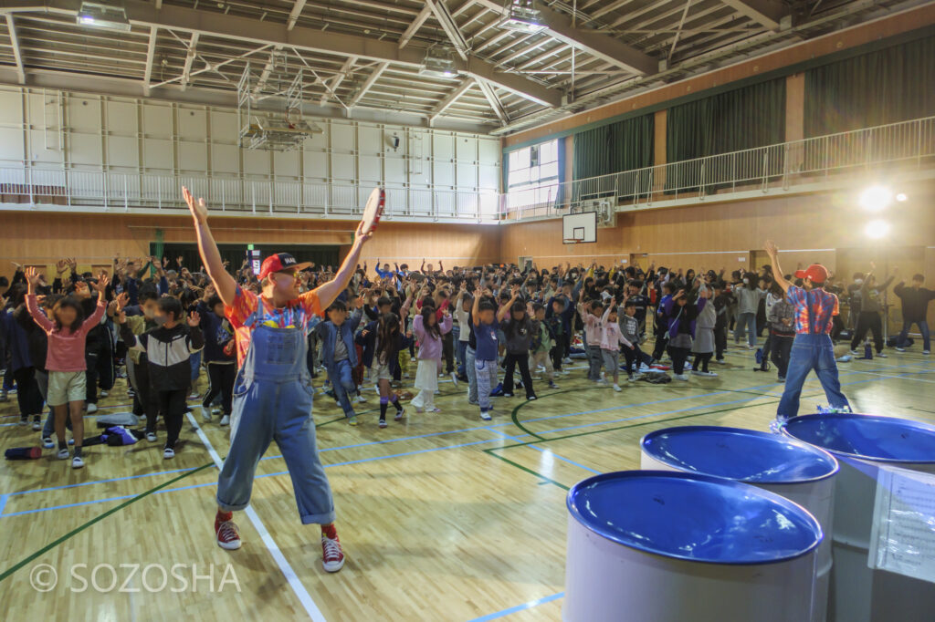 演奏者と児童が一緒にサンバを踊る場面 | 芸術鑑賞会・音楽鑑賞会 | スティールパン・コンサート |ワンハーツ・スチール・バンド | ONE HARTZ STEEL BAND |