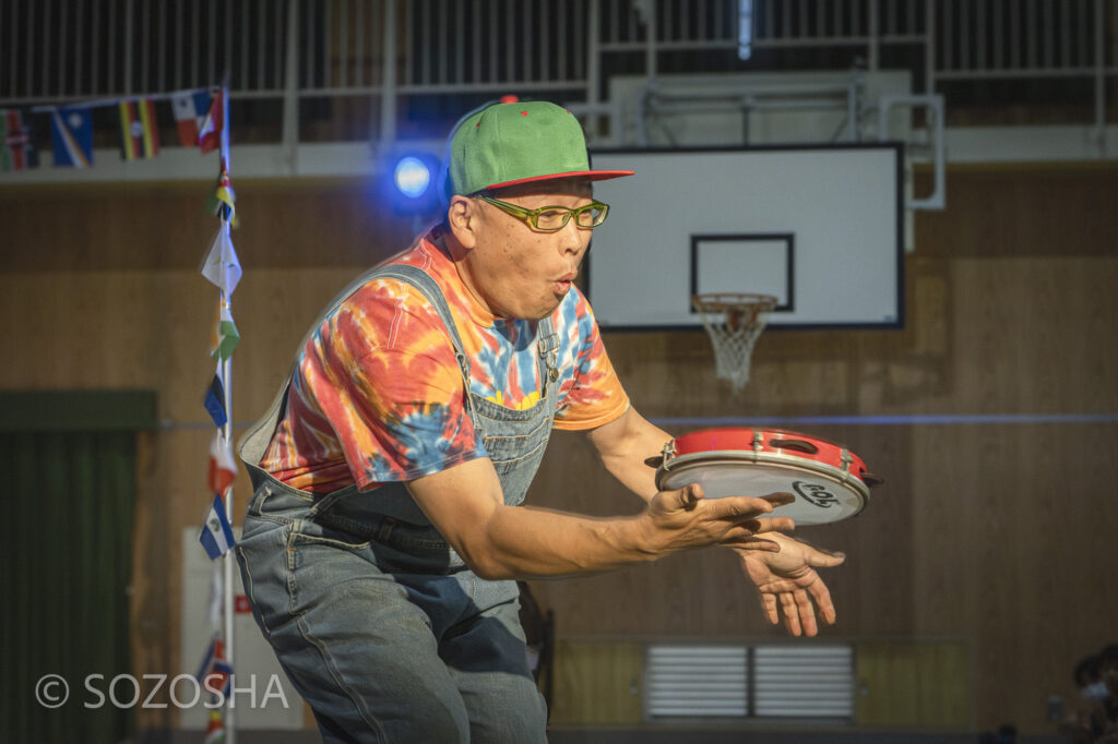 タンバリンで、陽気なパフォーマンス | 芸術鑑賞会・音楽鑑賞会 | スティールパン・コンサート |ワンハーツ・スチール・バンド | ONE HARTZ STEEL BAND |