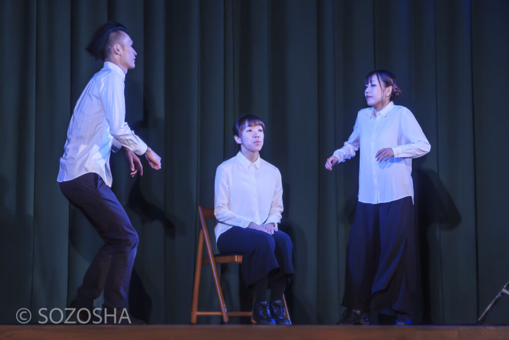 椅子に座る俳優を中心に、左右の俳優がマイムで動きを表現する場面。 | 芸術鑑賞会 | パントマイム |マイムボックス〜おしゃべりなカラダ〜 | いいむろなおき