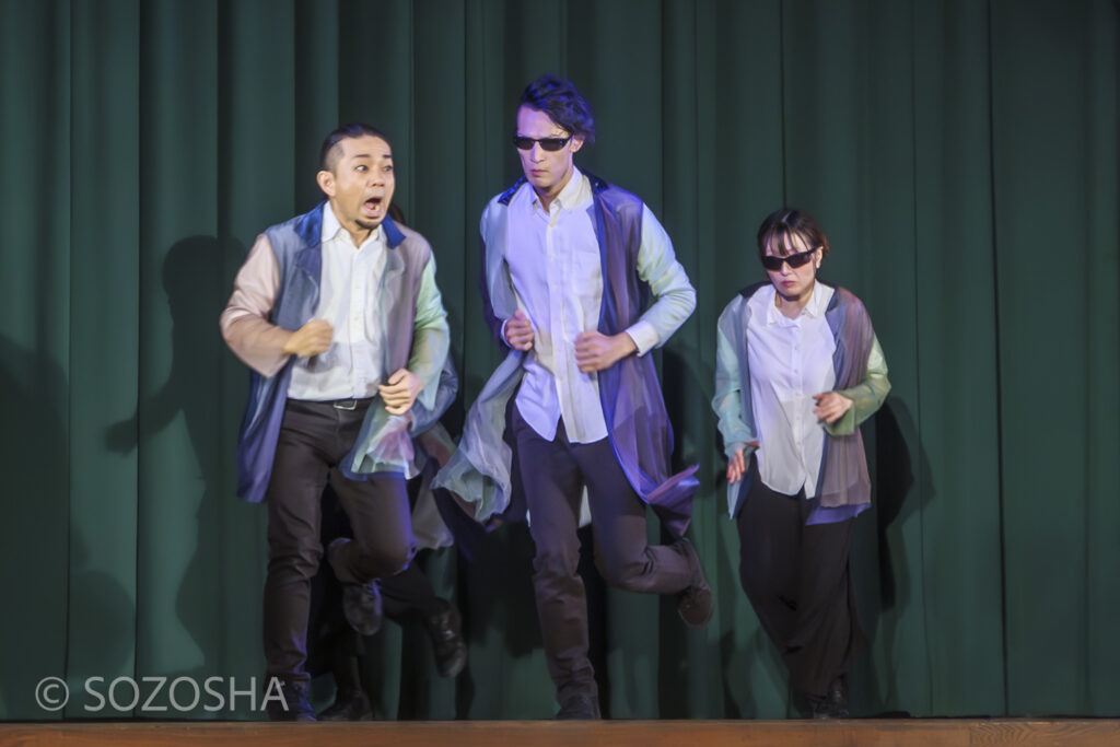 サングラスをかけた3人の俳優が同時に走る動きをマイムで表現している。 | 芸術鑑賞会 | パントマイム |マイムボックス〜おしゃべりなカラダ〜 | いいむろなおき