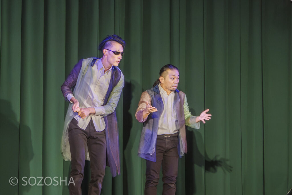 2人の俳優が掛け合いのマイムをしながらやり取りするコミカルな場面。 | 芸術鑑賞会 | パントマイム |マイムボックス〜おしゃべりなカラダ〜 | いいむろなおき