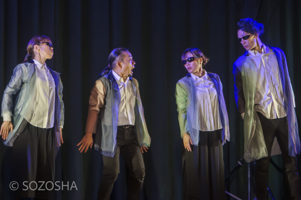 4人の俳優が横一列に並び、驚いた表情で観客に視線を向けているシーン。 | 芸術鑑賞会 | パントマイム |マイムボックス〜おしゃべりなカラダ〜 | いいむろなおき