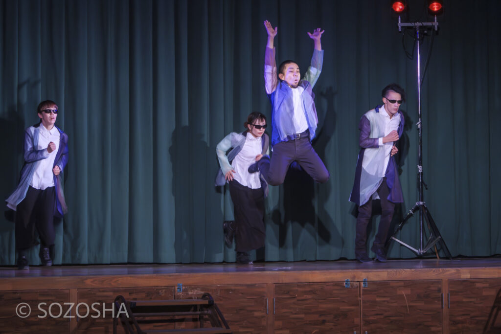 4人が横一列で走る動きを表現し、そのうちの1人が大きくジャンプしている。 | パントマイム |マイムボックス〜おしゃべりなカラダ〜 | いいむろなおき